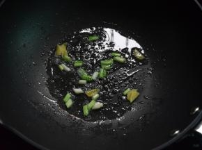 另起锅，下姜片、葱炒出香味