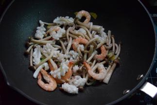 下蟹味菇、鱿鱼和虾炒匀