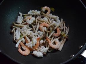 下蟹味菇、鱿鱼和虾炒匀