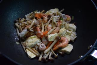 加入胡萝卜和豆腐，加盐和蚝油调味