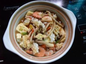把材料转入锅煲，倒入鸡汤，小火煲5分钟