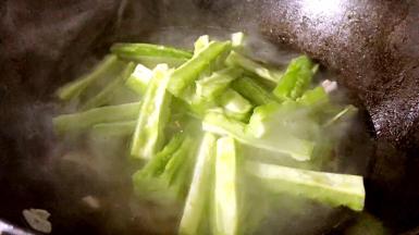 放入苦瓜，大火烧开转小火煮20分钟