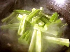 放入苦瓜，大火烧开转小火煮20分钟