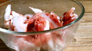 将猪脆骨洗净，切成片放入碗中