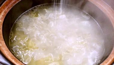 加入白糖和盐拌匀即可