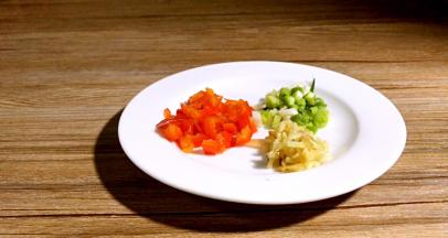 洗净，切好葱末、姜末、红椒末