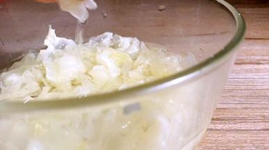 将银耳提前泡发，洗净去蒂，撕开成小朵