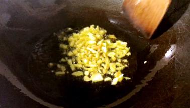 锅置火上，倒入食用油，放入姜、蒜末爆香