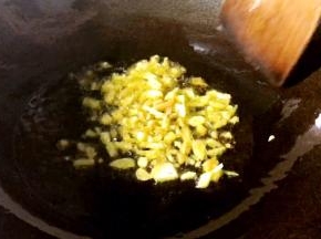 锅置火上，倒入食用油，放入姜、蒜末爆香
