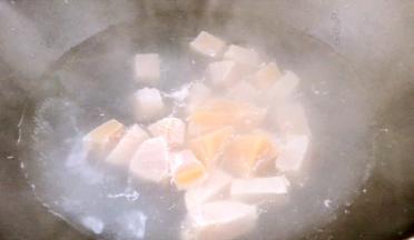 将鸡肉放入开水锅中汆烫一下，捞出沥水