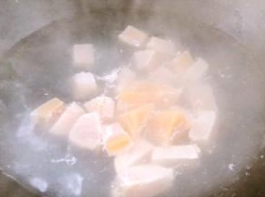 将鸡肉放入开水锅中汆烫一下，捞出沥水