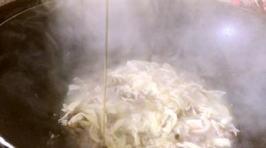 调入盐，淋入香油