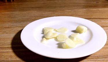 大蒜去皮洗净，切片备用