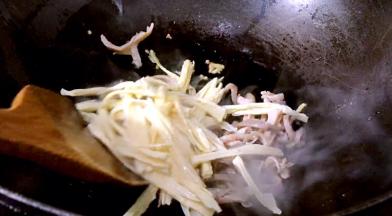 加入腐竹丝，翻炒均匀