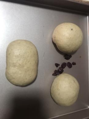 两两一组包住蔓越莓和桂圆肉揉成自己喜欢的造型（加入黄油揉的时候可以提前5分钟放入蔓越莓，我忘记了所以这样比较麻烦）