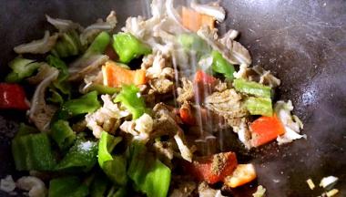 加入盐、胡椒粉和味精炒匀