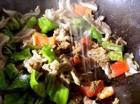 加入盐、胡椒粉和味精炒匀