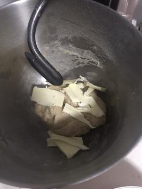 加入软化的黄油
