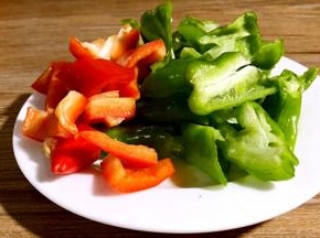 青椒和红椒洗净，去蒂去籽，切成块