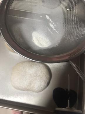 喷上水撒上面粉