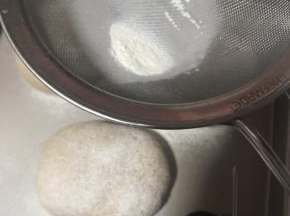 喷上水撒上面粉