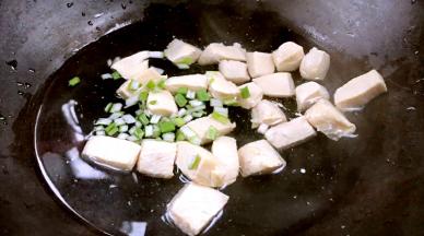 再起锅，注入清水，倒入鸡肉，放入葱花