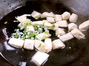 再起锅，注入清水，倒入鸡肉，放入葱花