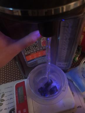 加入150g的开水搅散