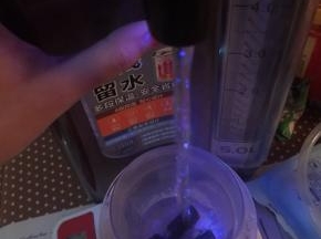 加入150g的开水搅散