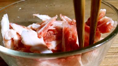 加入料酒和少许盐，拌匀腌制入味