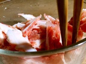 加入料酒和少许盐，拌匀腌制入味