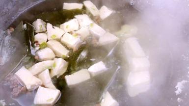 加入盐、白胡椒粉调味即可