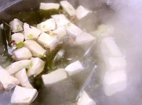 加入盐、白胡椒粉调味即可