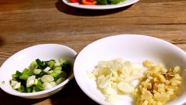 葱、姜、蒜洗净切末备用