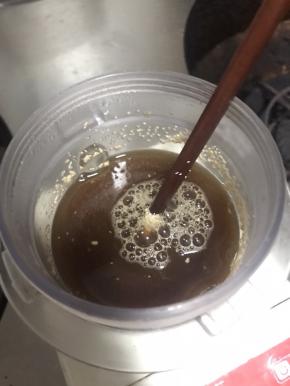 待水变温后加入酵母搅散