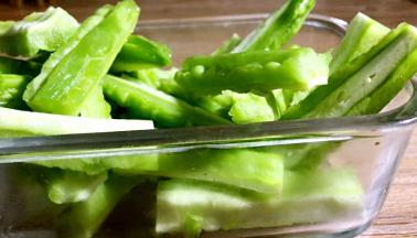 苦瓜洗净，去蒂去瓤和籽，切成条状备用