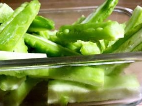 苦瓜洗净，去蒂去瓤和籽，切成条状备用