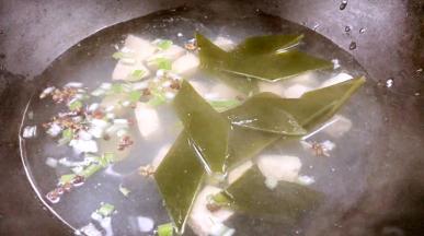 接着放入姜片、花椒、米酒、海带，大火煮开，转小火慢煮半小时