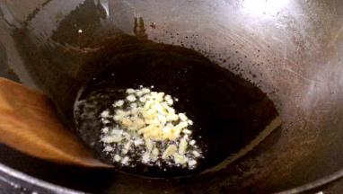 锅烧热油，爆香姜末