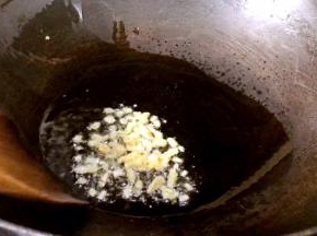 锅烧热油，爆香姜末