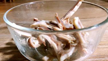 将熟猪肚切成条状，备用