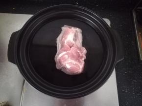 猪肉冷水下锅，大火烧开