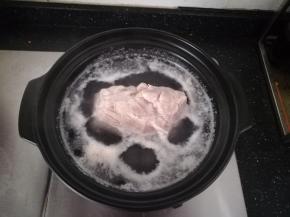 去浮沫。肉捞出，备用。这样处理，肉比较容易切片。