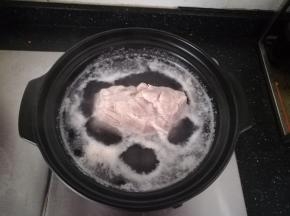 去浮沫。肉捞出，备用。这样处理，肉比较容易切片。