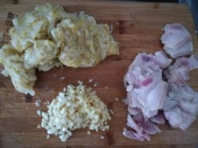 蒜和生姜切末。肉切片。酸奶过水清洗，捏干。