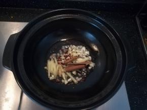 放入花椒，香料，蒜末，姜末。煸香。