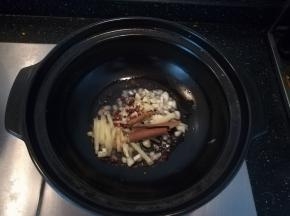 放入花椒，香料，蒜末，姜末。煸香。