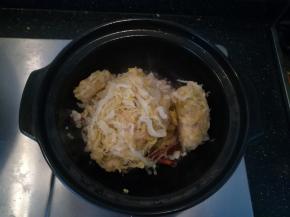 然后加入酸菜。