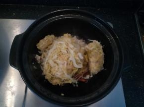 然后加入酸菜。