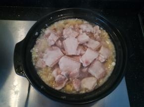 加入切好的肉片。小火炖煮。酸菜炖的时间越长越好吃。我炖三四十分钟。